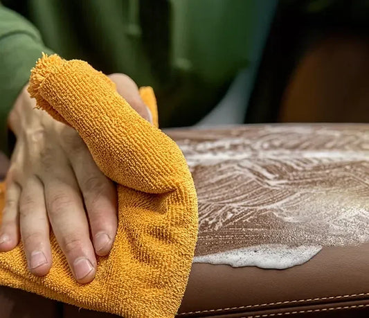 Ledersofa Richtig Pflegen: Ihr Umfassender Ratgeber für Langlebigkeit und Stil - Komfortmöbel24