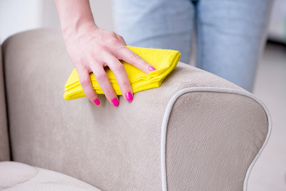 Leder und Stoffe richtig behandeln und pflegen - Komfortmöbel24